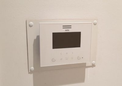 AUTA SLIM 4,3 TFT LCD HD HANDSFREE TOUCH BUTTONS MONITOR - auta.gr
