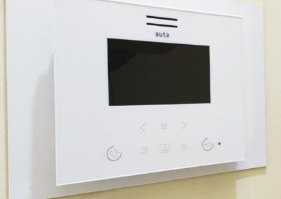 AUTA SLIM 4,3 TFT LCD HD HANDSFREE TOUCH BUTTONS MONITOR - auta.gr