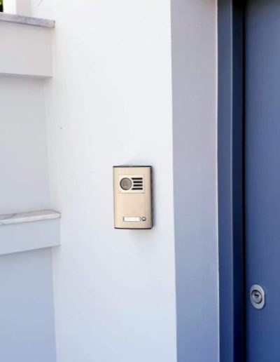 ΜΠΟΥΤΟΝΙΕΡΑ ΕΙΣΟΔΟΥ COMPACT AUTA MONOBLOCK DIGITAL ΜΕ ΕΥΡΥΓΩΝΙΑ ΚΑΜΕΡΑ ΣΕ ΘΥΡΟΤΗΛΕΟΡΑΣΗ ΜΟΝΟΚΑΤΟΙΚΙΑΣ ΣΤΗΝ ΑΡΧΑΙΑ ΕΠΙΔΑΥΡΟ - auta.gr