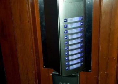 ΜΠΟΥΤΟΝΙΕΡΑ ΕΙΣΟΔΟΥ ΘΥΡΟΤΗΛΕΟΡΑΣΗΣ AUTA COMPACT ΜΕΤΑ ΑΠΟ ΑΝΤΙΚΑΤΑΣΤΑΣΗ ΣΕ ΘΥΡΟΤΗΛΕΦΩΝΑ ΣΤΟ ΜΑΡΟΥΣΙ - auta.gr