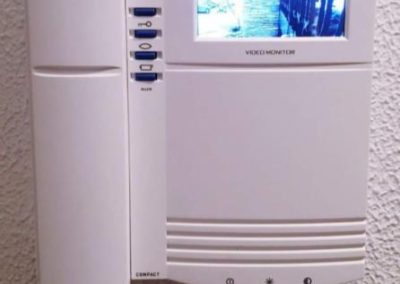 ΟΘΟΝΗ COMPACT ΣΕ ΕΓΧΡΩΜΟ ΨΗΦΙΑΚΟ ΣΥΣΤΗΜΑ ΘΥΡΟΤΗΛΕΟΡΑΣΗΣ AUTA ΣΤΟΝ ΑΛΙΜΟ - auta.gr