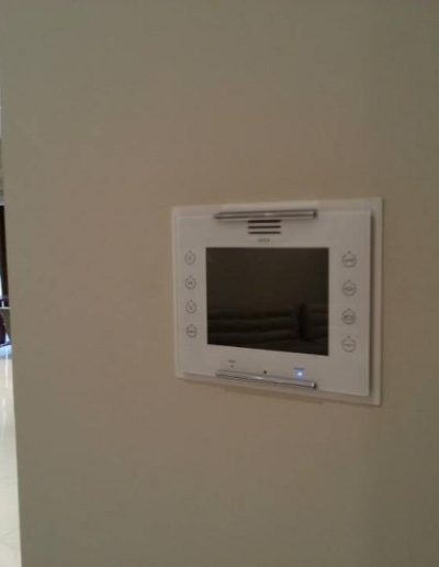 ΟΘΟΝΗ ΘΥΡΟΤΗΛΕΟΡΑΣΗΣ AUTA AVANT 5.6 TFT LCD ΣΕ ΛΕΥΚΟ ΧΡΩΜΑ - auta.gr