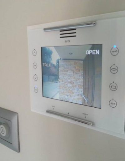 ΟΘΟΝΗ ΘΥΡΟΤΗΛΕΟΡΑΣΗΣ AUTA AVANT 5.6 TFT LCD ΣΕ ΛΕΥΚΟ ΧΡΩΜΑ - auta.gr