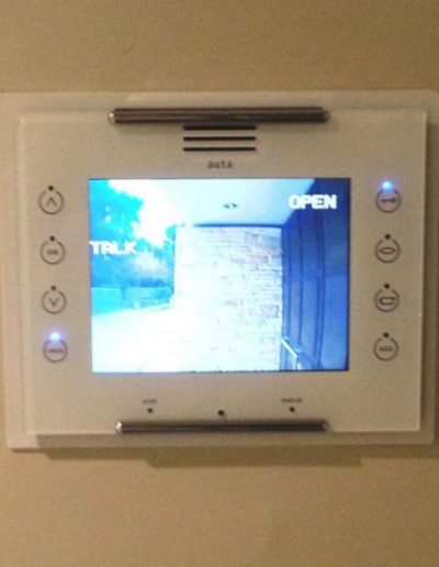 ΟΘΟΝΗ ΘΥΡΟΤΗΛΕΟΡΑΣΗΣ AUTA AVANT 5.6 TFT LCD ΣΕ ΛΕΥΚΟ ΧΡΩΜΑ - auta.gr